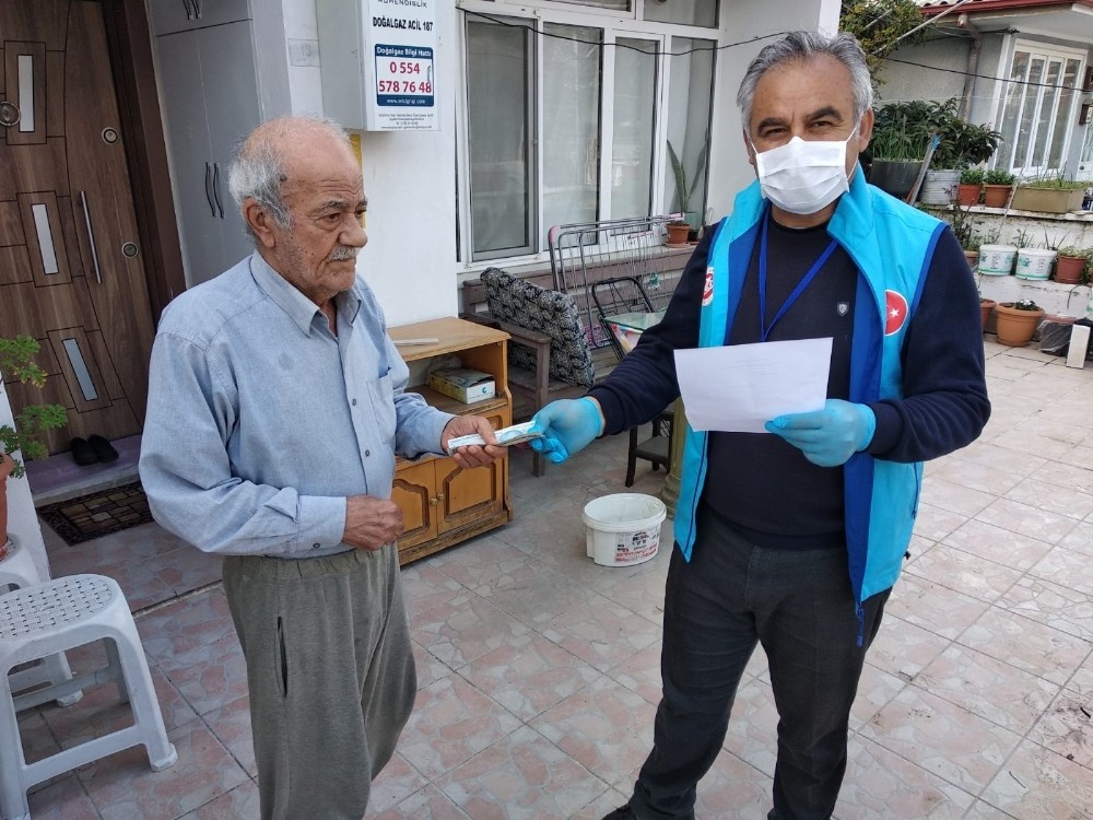 Sokağa çıkamayan vatandaş eve gelen din görevlilerine bağış yaptı 