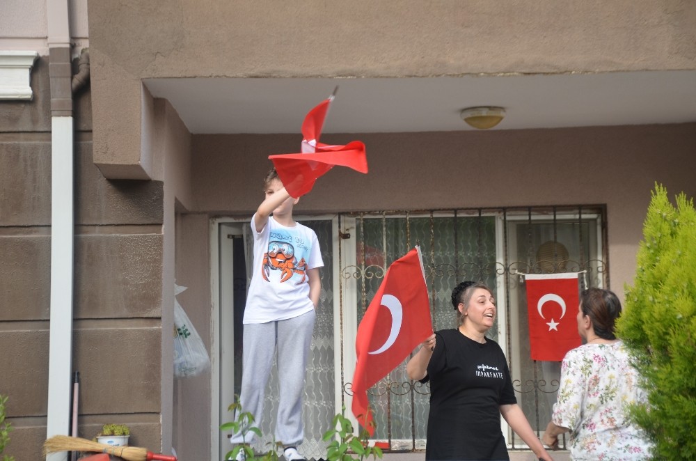 Sokağa çıkamayan vatandaşlar balkonlarda spor yaptı 