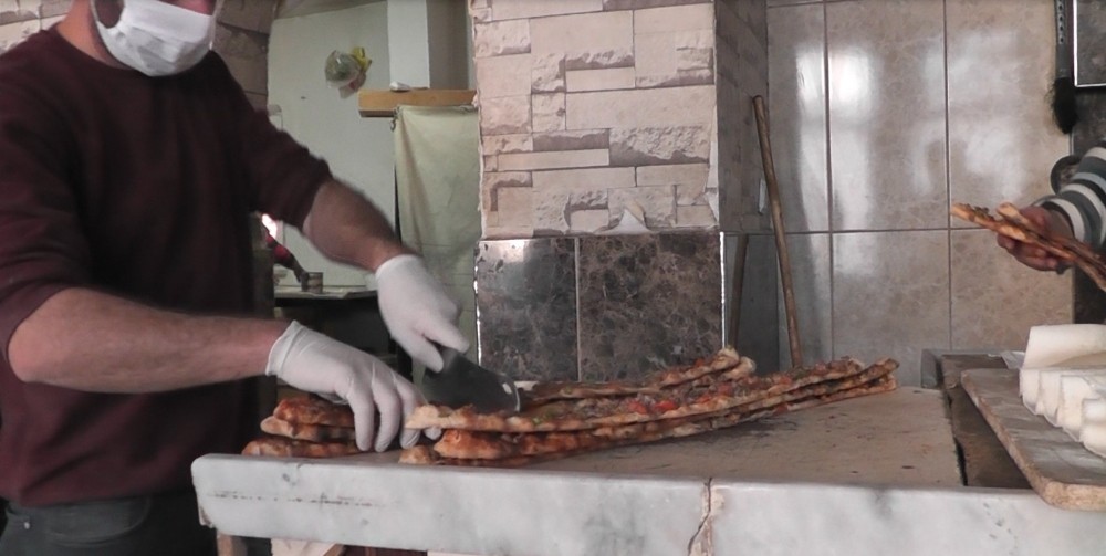 Sokağa çıkamayan vatandaşlar ekmeklerini sipariş yoluyla aldı 