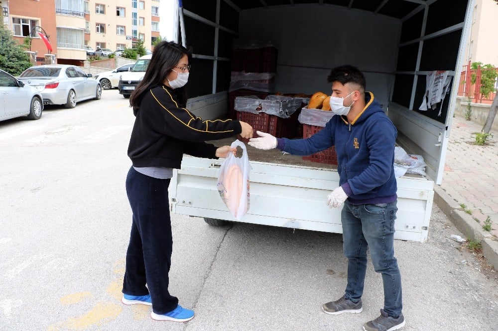Sokağa çıkamayan vatandaşlara ‘mobil ekmek aracı’ ile ekmek satılıyor 