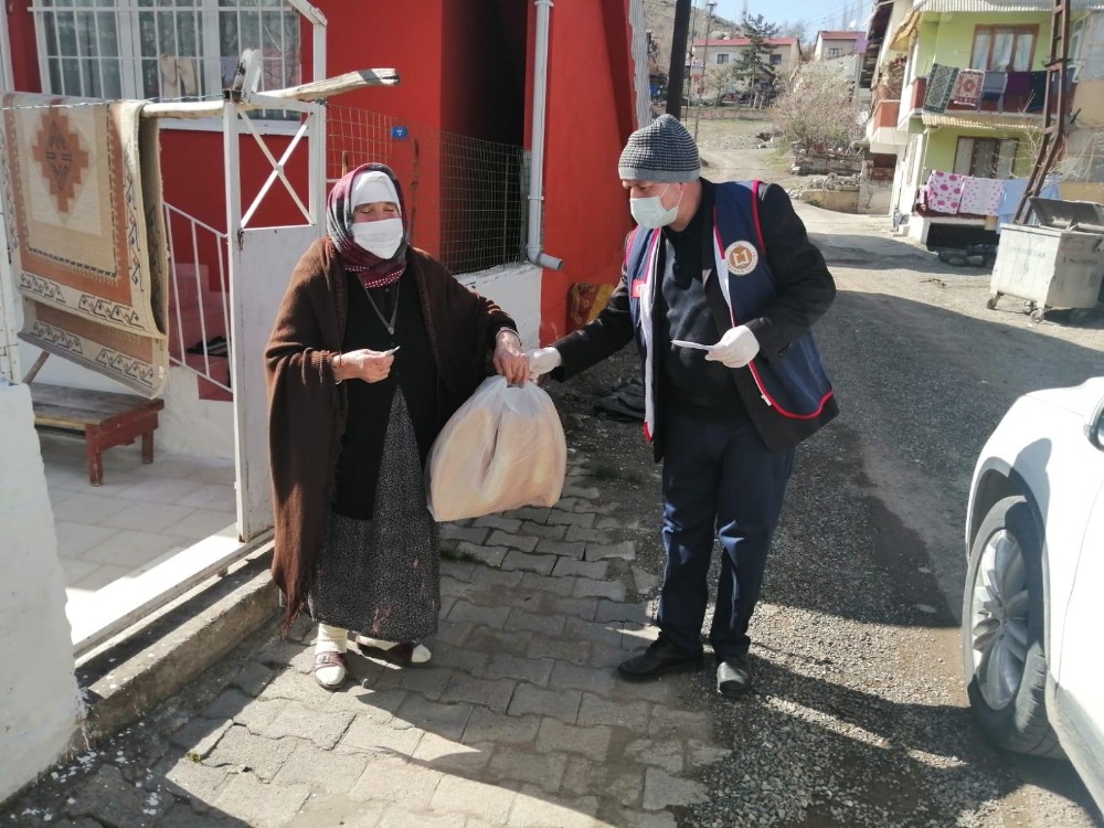 Sokağa çıkamayan vatandaşların ihtiyaçları ’Vefa Sosyal Destek Grubu’ tarafından karşılanıyor 