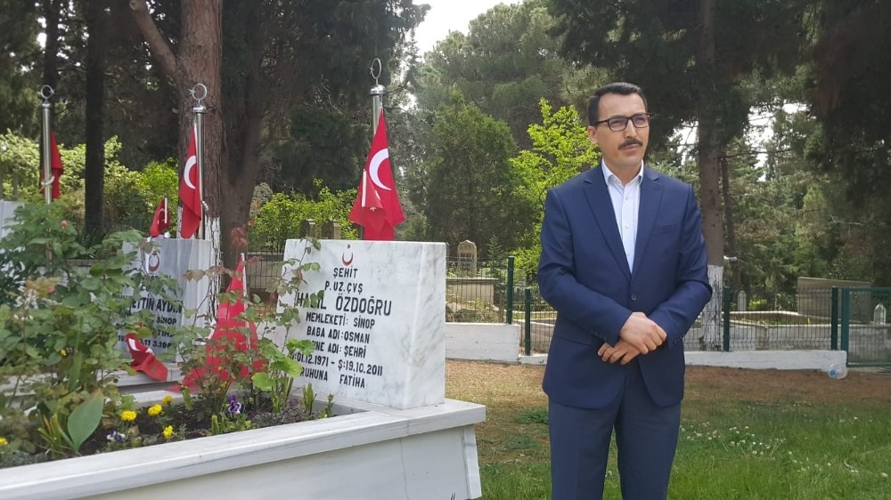 Sokağa çıkamayan vatandaşların yerine mezar ziyaretlerini müftülük yaptı 