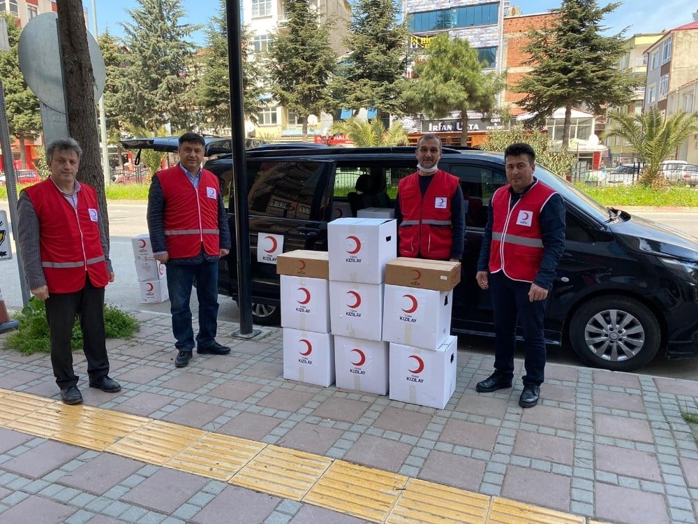 Sokağa çıkamayanlara Kızılay’dan yardım 