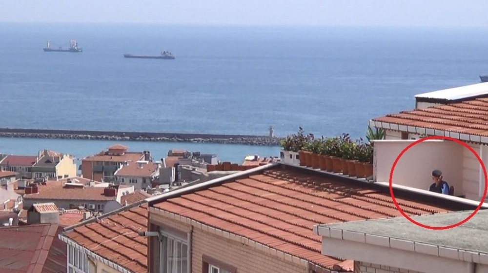 Sokağa çıkamayınca deniz manzaralı balkonda güneşin tadını çıkardı 