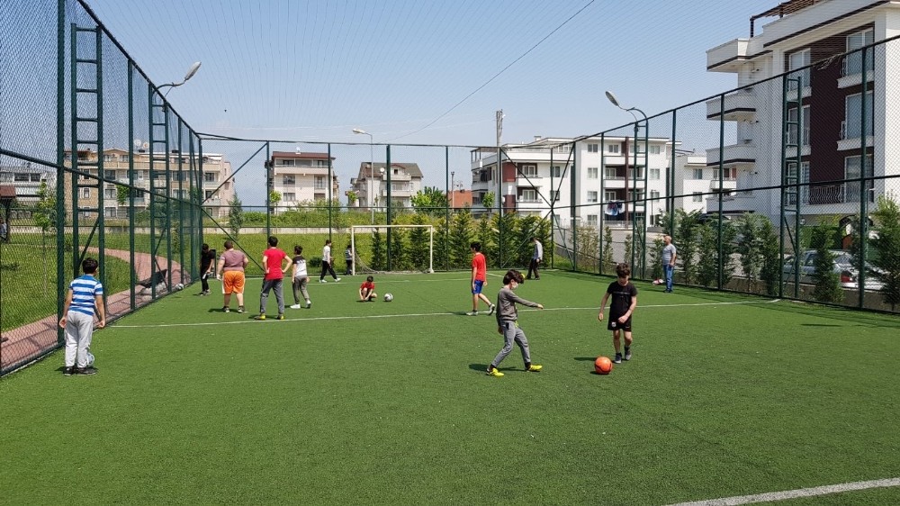 Sokağa çıkan çocuklar Başiskele’yi şenlendirdi 