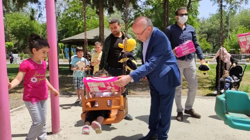 Sokağa çıkan çocuklar çifte mutluluk yaşadı 