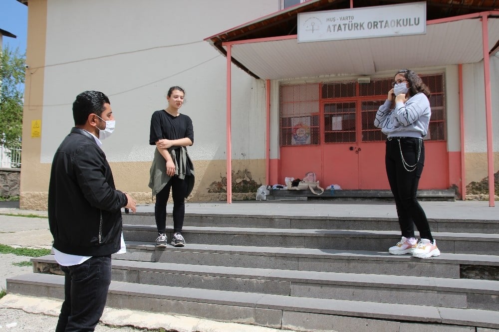 Sokağa çıkan çocuklar ilk olarak okullarına koştu 