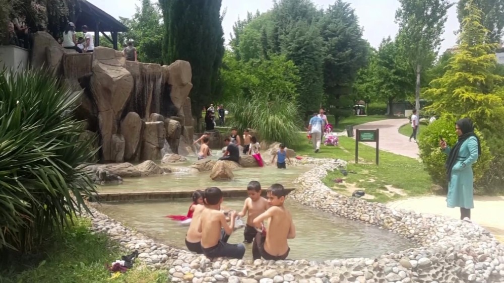 Sokağa çıkan çocuklar süs havuzunda serinledi 