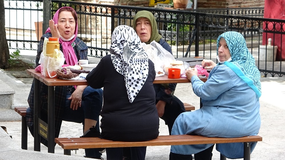 Sokağa çıkan ihtiyarların piknik keyfi 