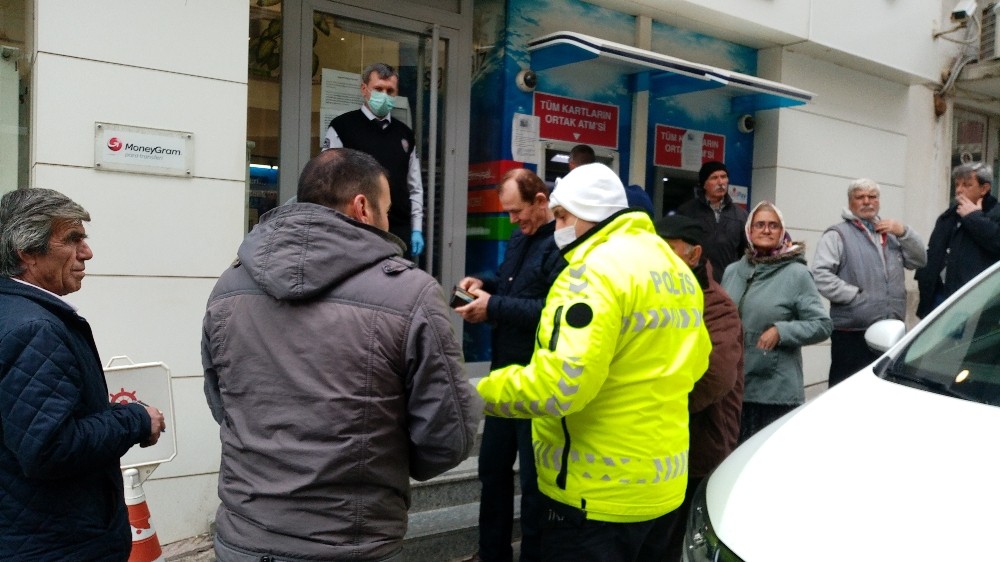 Sokağa çıkan yaşlılara polis uyarısı 