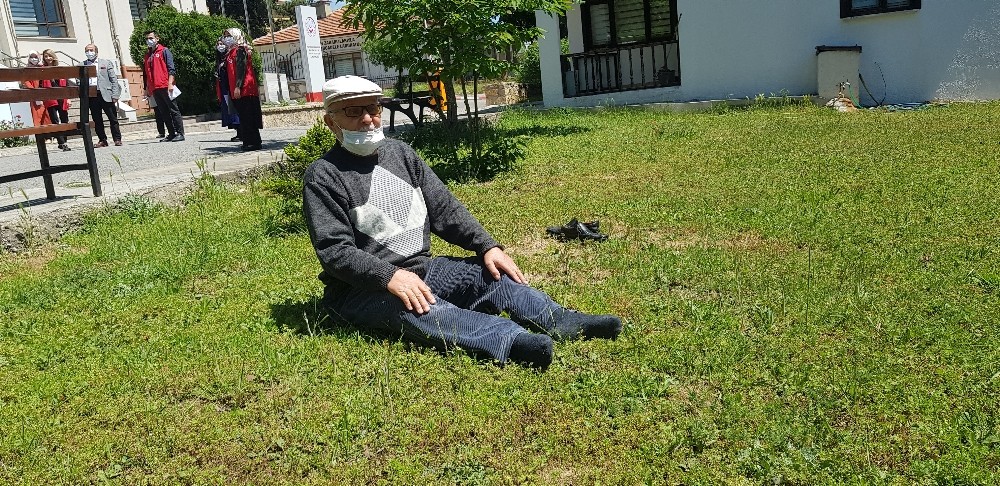 Sokağa çıkar çıkmaz kendini çimenlere atarak, gazetecilere şiir okudu 