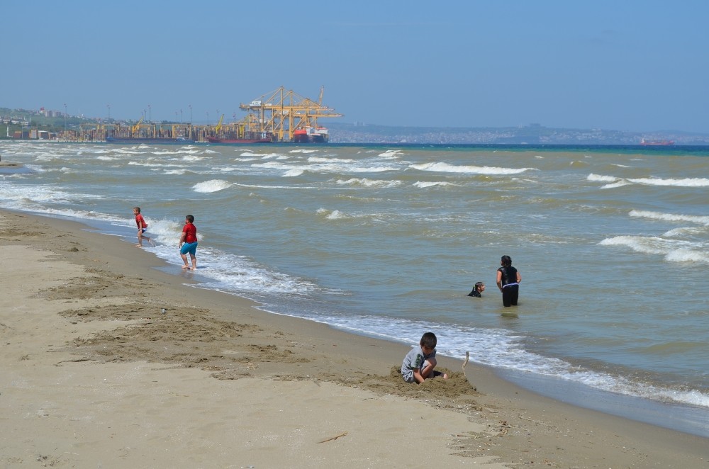 Sokağa çıkma izinlerinde denize girdiler 
