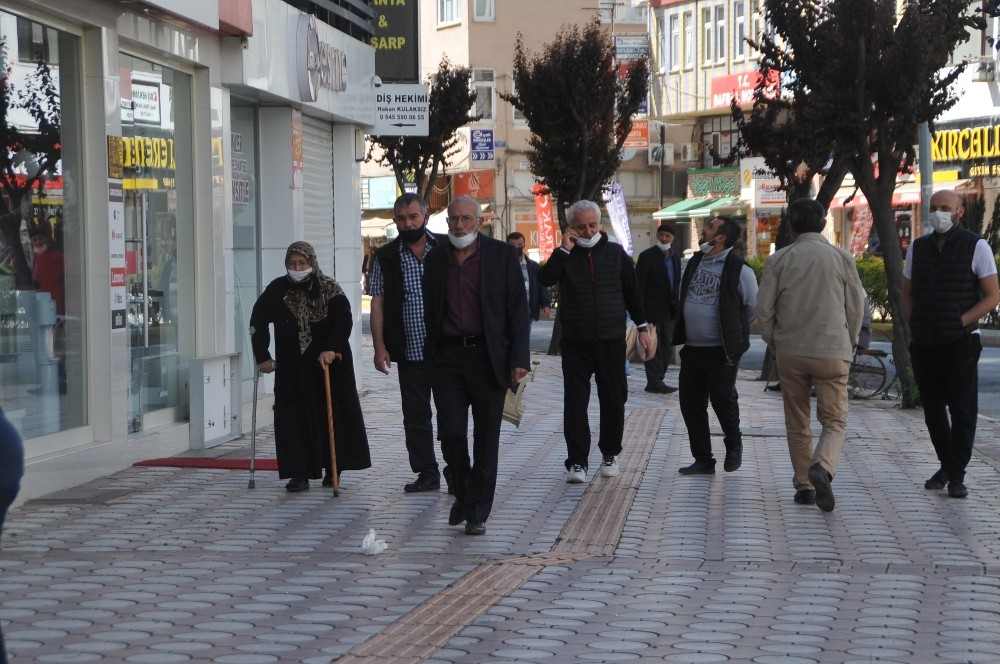 Sokağa çıkma izni olan yaşlılar cadde ve parklara doldurdu 
