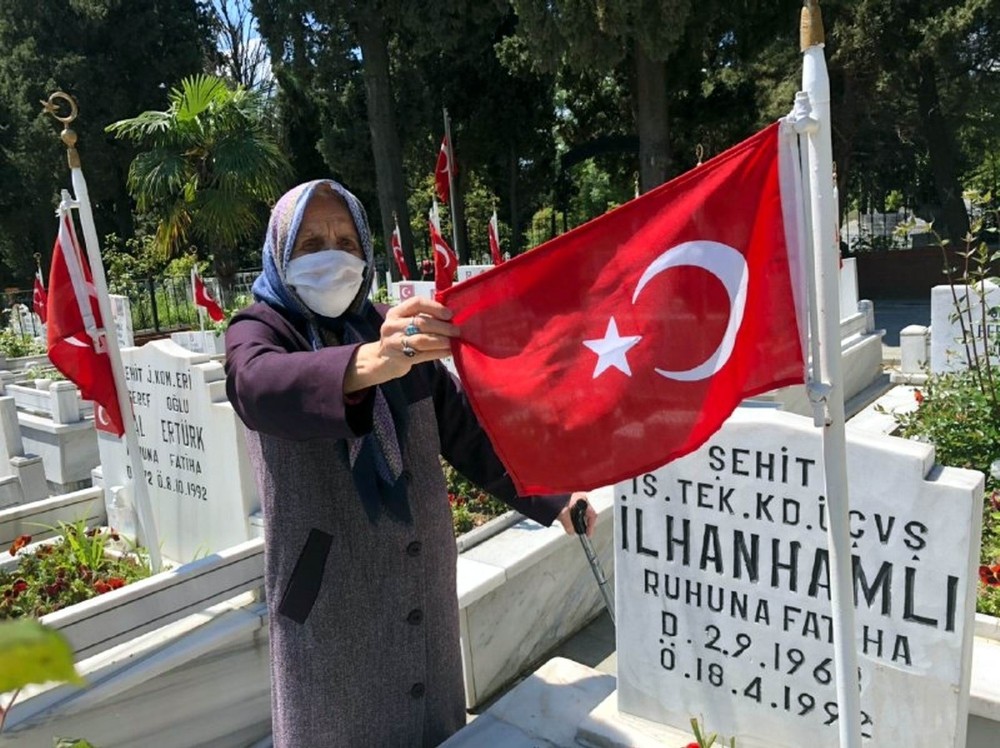 Sokağa çıkma izninde şehit oğlunun mezarına koştu 