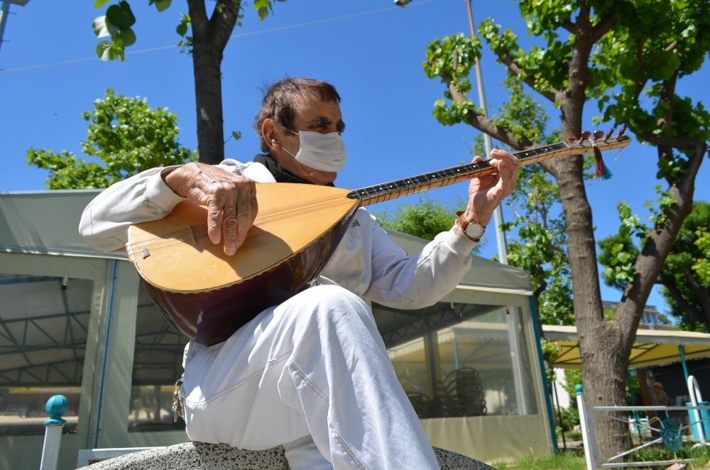 Sokağa çıkma izninde yaşlılara saz çaldı 