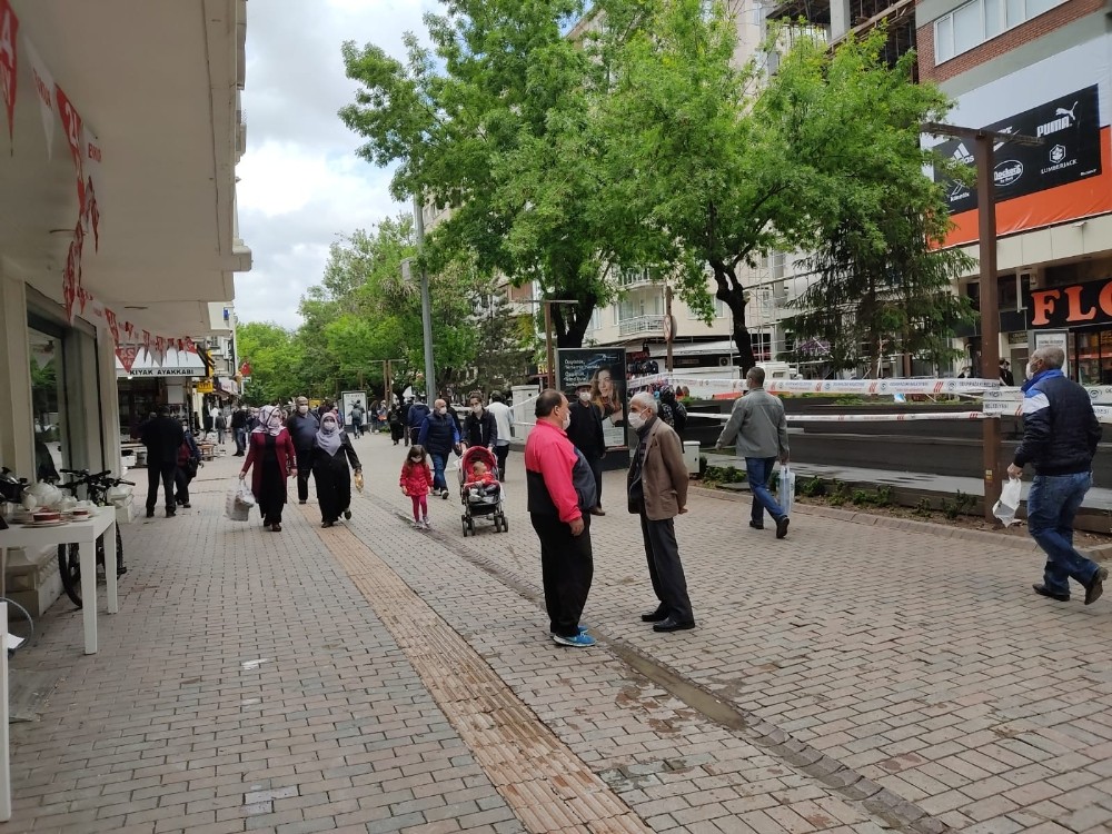 Sokağa çıkma iznine soğuk ve yağmur engeli 