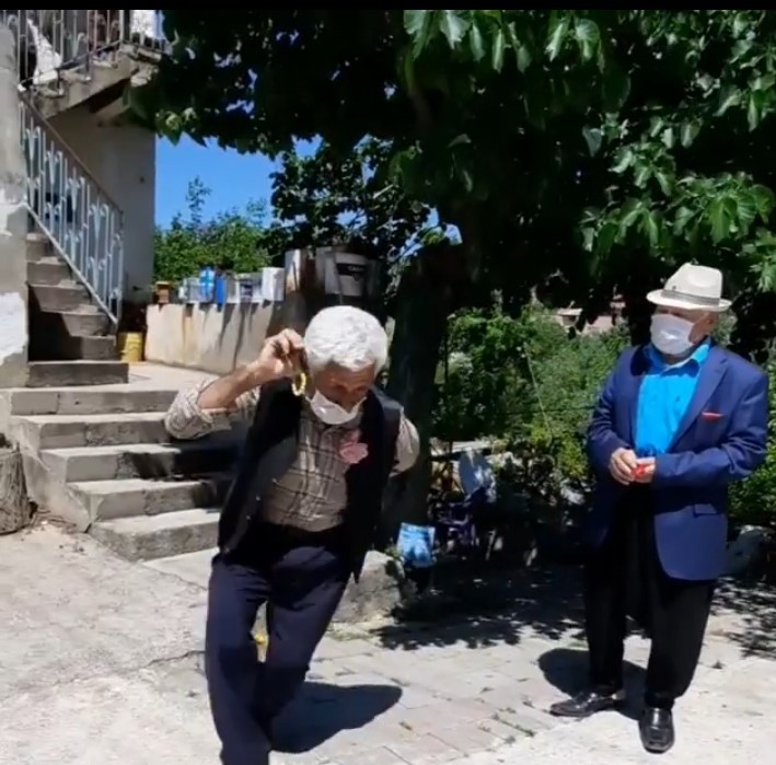 Sokağa çıkma iznini oynayarak kutladılar 