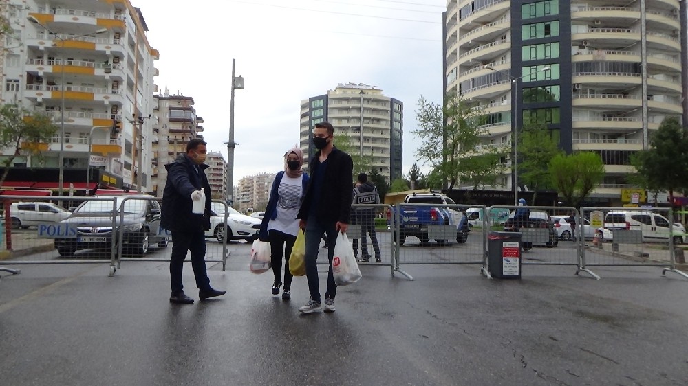 Sokağa çıkma kısıtlaması bitti, vatandaşlar alışverişe çıktı 