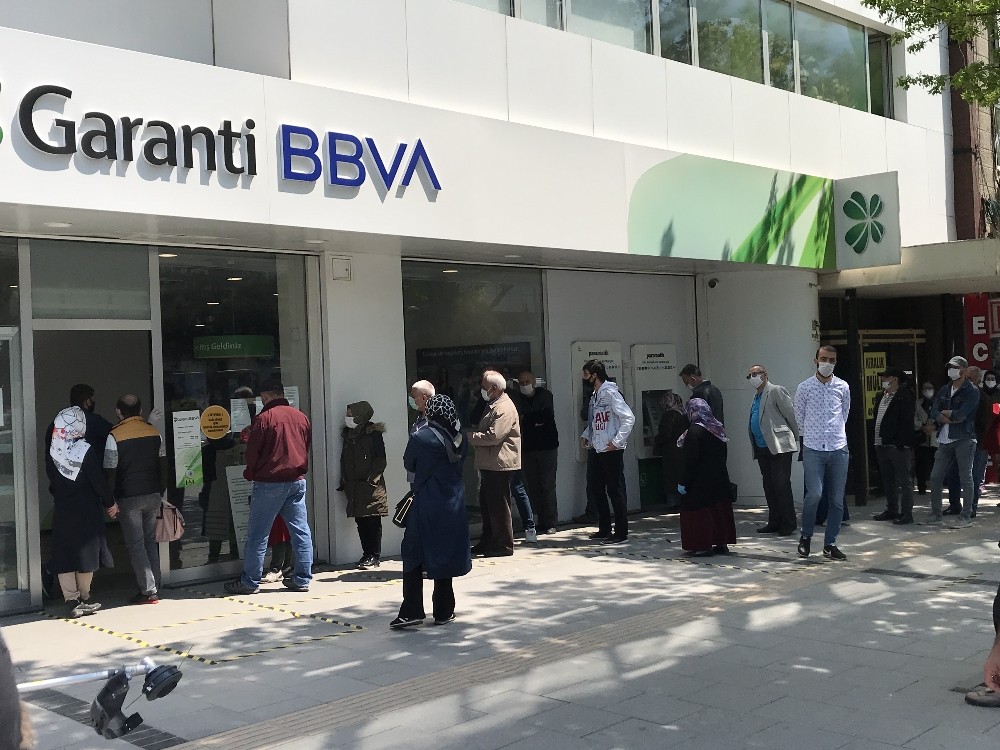 Sokağa çıkma kısıtlaması bitti, vatandaşlar dışarı akın etti 