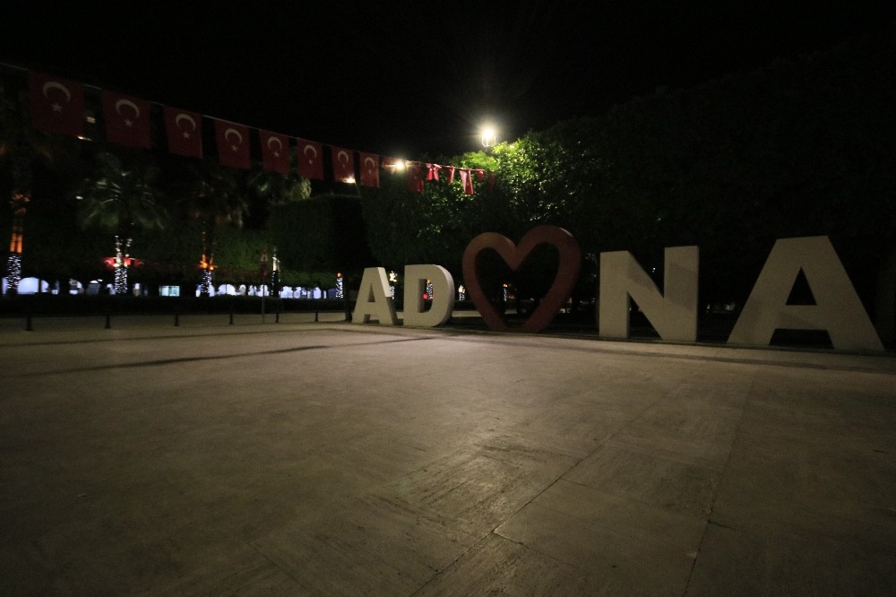Sokağa çıkma kısıtlaması geldi, Adana sessizliğe büründü 