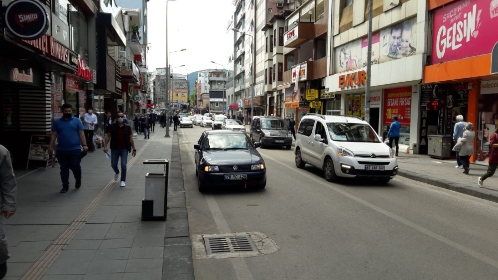 Sokağa çıkma kısıtlaması kalktı, vatandaşlar caddelere akın etti 