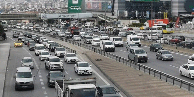 Kısıtlama öncesi İstanbul'da trafik durma noktasına geldi