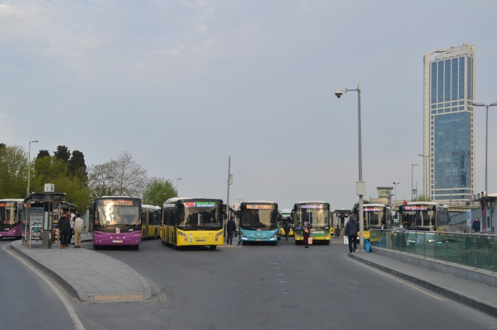 Sokağa çıkma kısıtlaması sona erdi, işe gitmek zorunda olanlar yola çıktı 