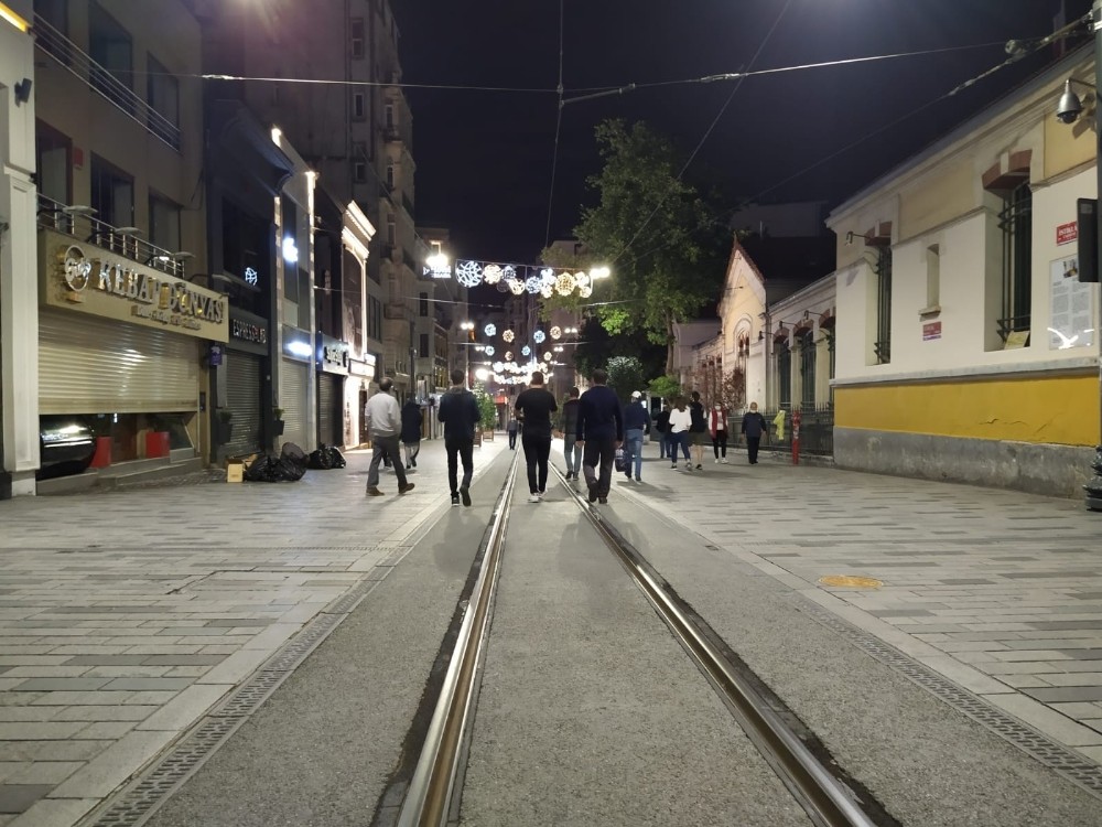Sokağa çıkma kısıtlaması sona erdi, İstiklal Caddesi havadan görüntülendi 