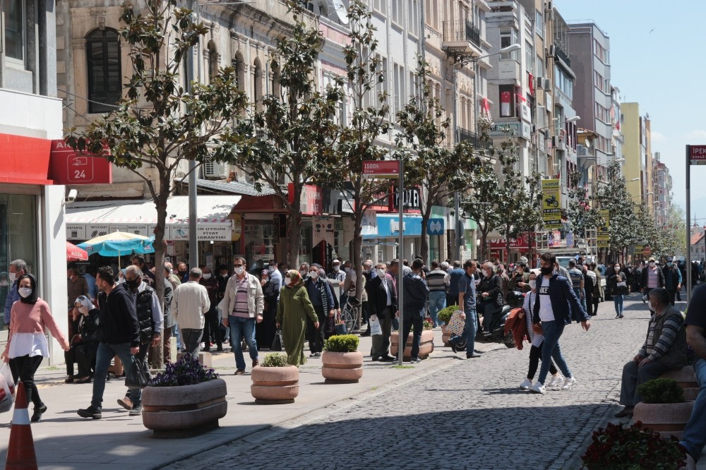 Sokağa çıkma kısıtlaması sona erdi vatandaş kendini dışarıya attı 