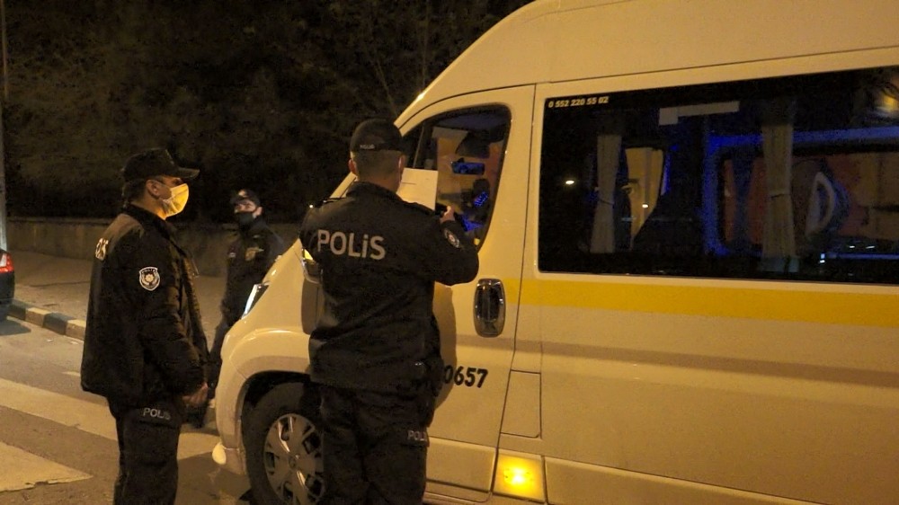 Sokağa çıkma kısıtlaması sonrası sokaklar boş kaldı 