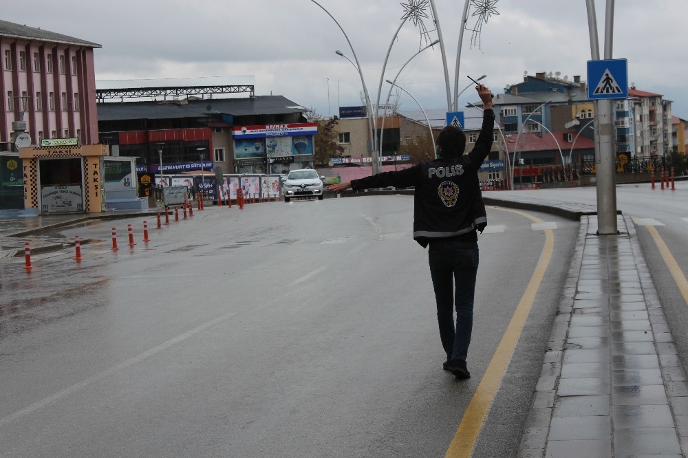 Sokağa çıkma kısıtlamasına uymayan 49 kişiye 63 bin 933 lira ceza kesildi 