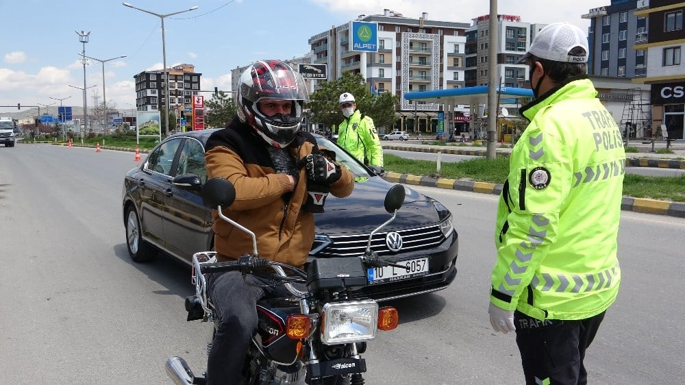 Sokağa çıkma kısıtlamasına uymayan vatandaştan ilginç savunma: “Elim hamurlu, az önce hamur yaptım” 