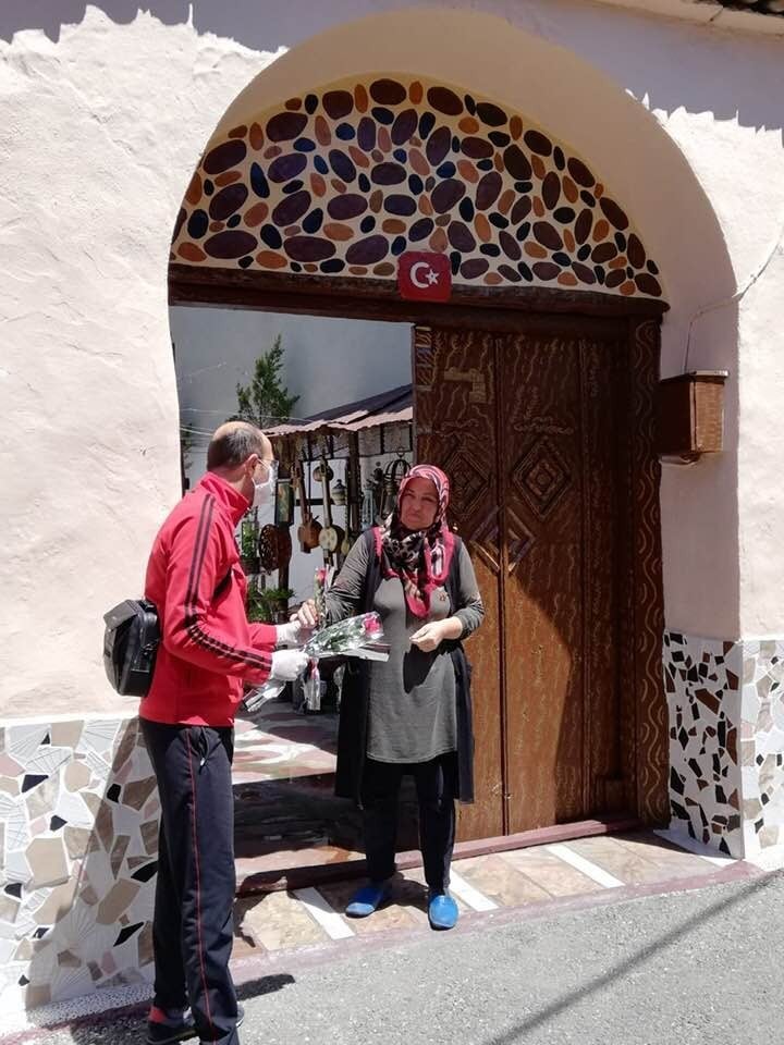Sokağa çıkma kısıtlamasında anneler unutulmadı 