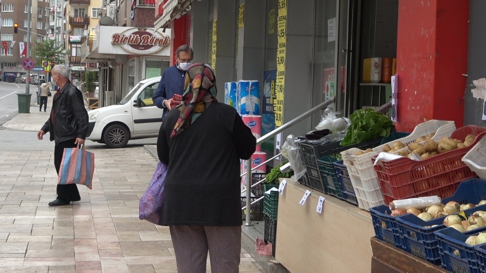 Sokağa çıkma kısıtlamasında izin saatinde vatandaşlar marketlerin yolunu tuttu 