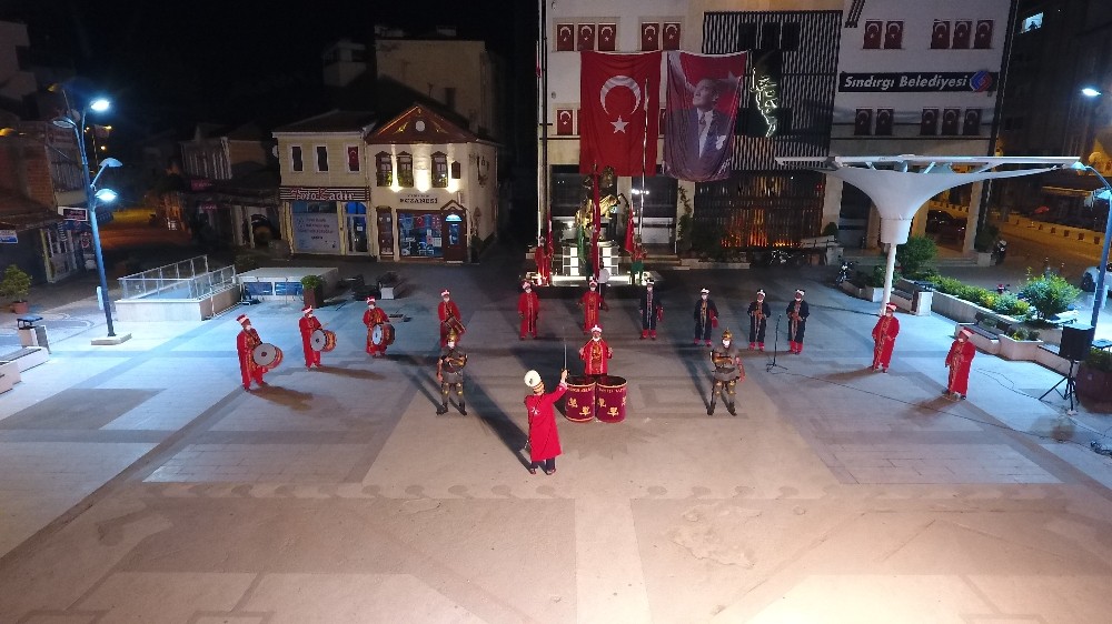Sokağa çıkma kısıtlamasında mehterandan moral konseri 