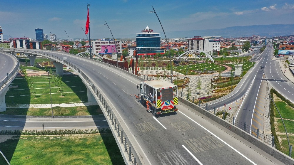 Sokağa çıkma kısıtlamasında yol çizgileri yenilendi 