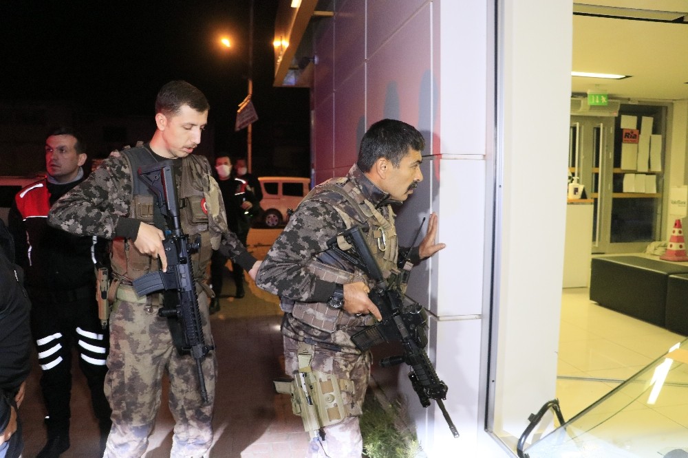 Sokağa çıkma kısıtlamasını aldırış etmeden bankaya giren hırsız, gazetecilere 