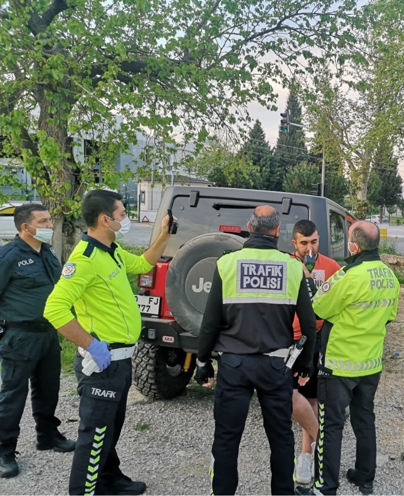 Sokağa çıkma kısıtlamasını deldi, alkollü araç kullanırken polise yakalandı 