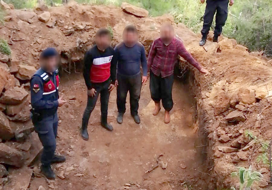 Sokağa çıkma kısıtlamasını fırsat bilen defineciler jandarmaya yakalandı 