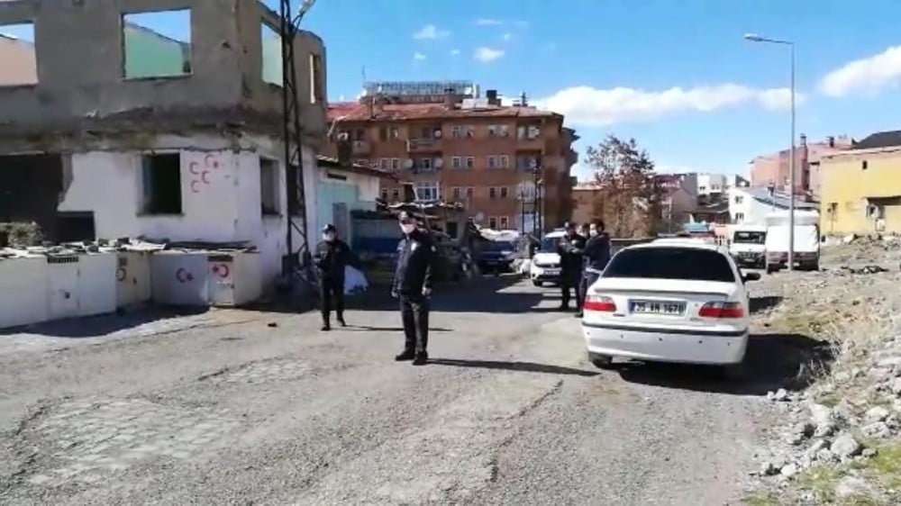 Sokağa çıkma kısıtlamasını hiçe sayıp, güvercinler için kavga ettiler 