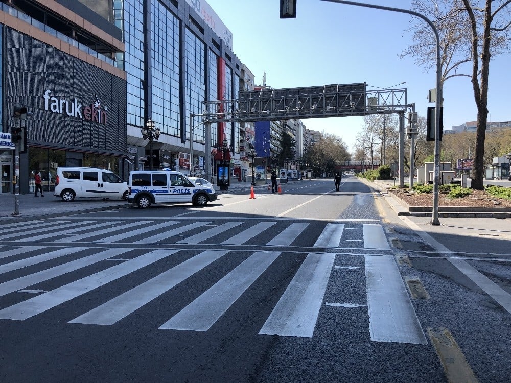 Sokağa çıkma kısıtlamasının ardından Ankara’da sokaklar boş kaldı 