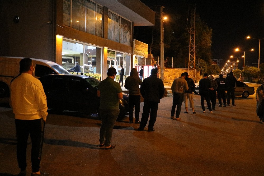 Sokağa çıkma kısıtlamasının ardından fırınlarda kuyruk oluştu 