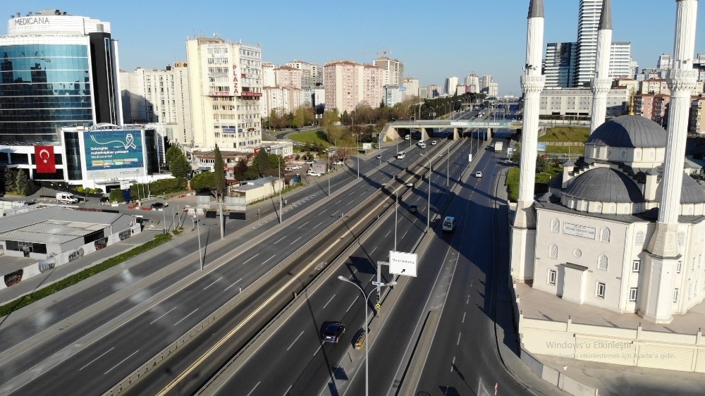 Sokağa çıkma kısıtlamasının ardından ilk sabah, yollar ve caddeler boş kaldı 