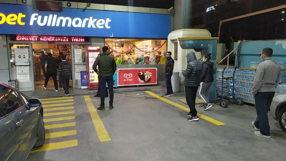 Sokağa çıkma kısıtlamasının ardından vatandaşlar benzinliklere akın etti 
