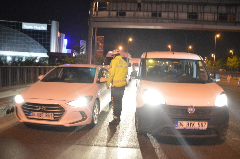 Sokağa çıkma kısıtlamasının ilk gecesinde polis ekiplerinden E-5’te trafik uygulaması 