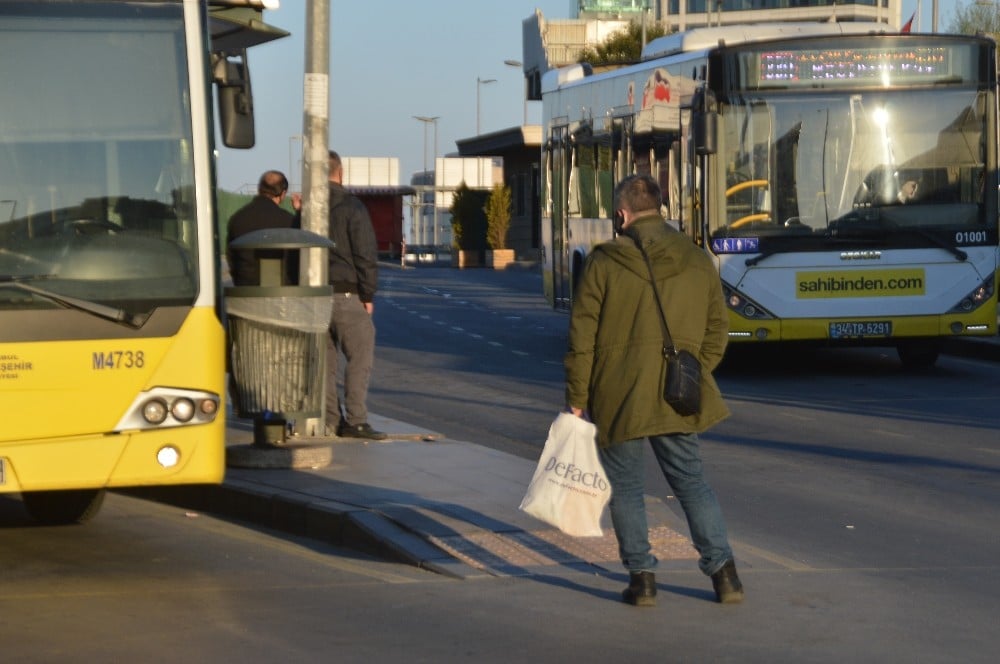 Sokağa çıkma kısıtlamasının ilk gününde işe gitmek isteyen vatandaşlar yollara çıktı 