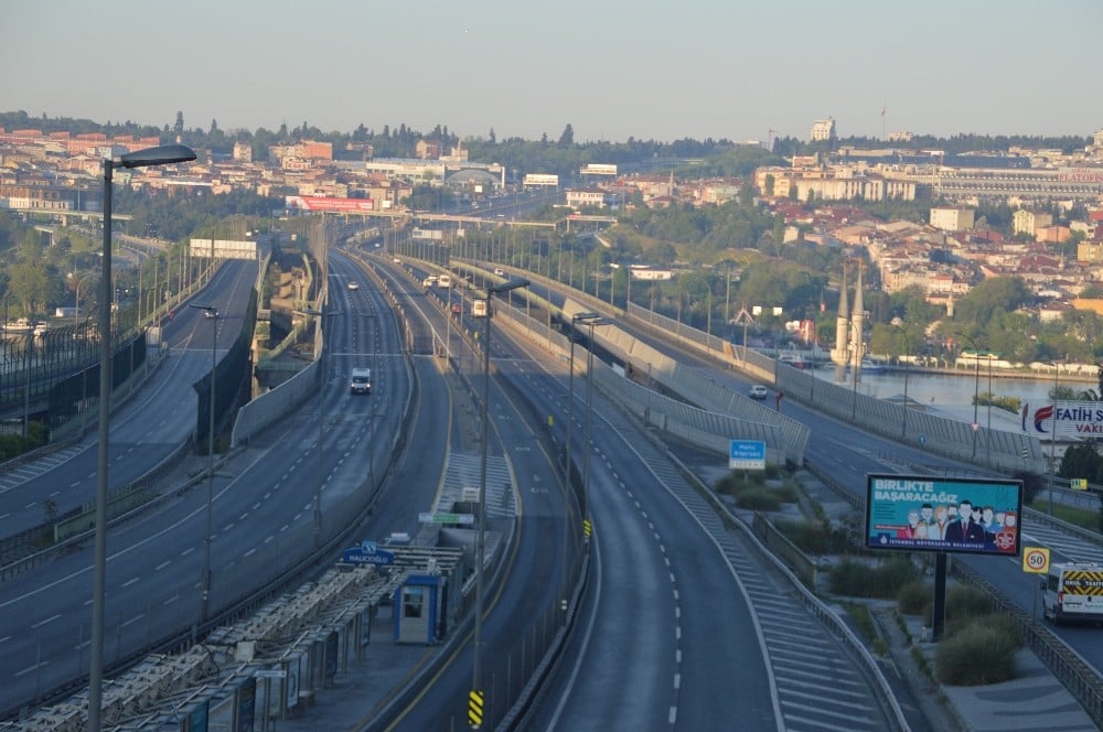 Sokağa çıkma kısıtlamasının ilk gününde işe gitmek isteyen vatandaşlar yollara düştü 