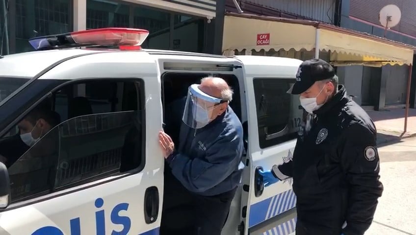 Sokağa çıkma kısıtlamasının ilk gününde yaşlı adama polis ekipleri yardımcı oldu 