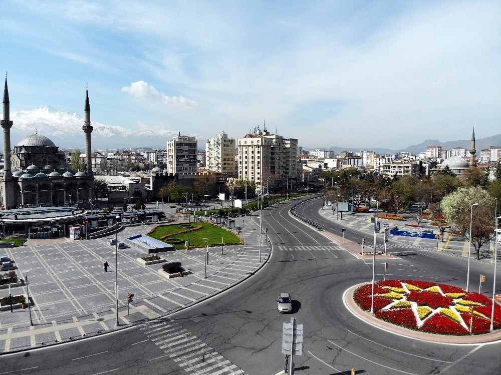 Sokağa çıkma kısıtlamasının son gününde cadde ve sokaklar boş kaldı 