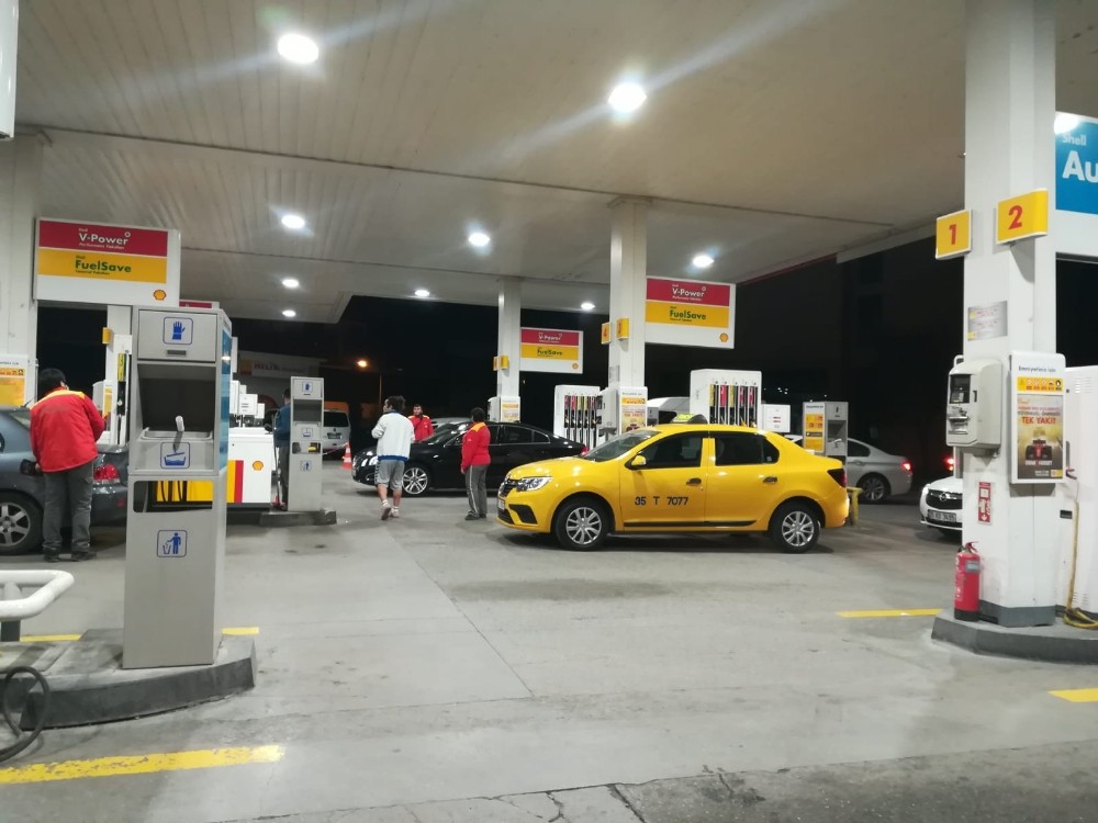 Sokağa çıkma yasağı bitti vatandaşlar benzin istasyonlarına akın etti 